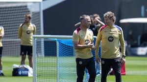 Hansi Flick entrenador del FC Barcelona 2025-26 preparando t&aacute;cticas para Champions League
