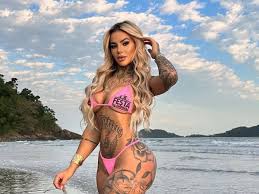 'Mumfluencer' dies aged 27 after plastic surgery
