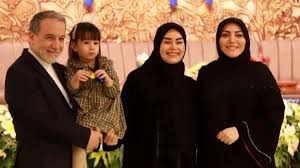 عراقچی و همسر جوانش برای دومین بار دختردار شدند؛ اسم خواهر سوگل، ایران هست؟/ آقای وزیر در تلویزیون جواب می‌دهد+ویدیو