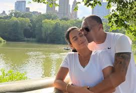 Denílson aproveita folga em Nova York com Luciele Camargo e filhos; fotos
