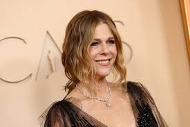 Atriz Rita Wilson revela segredo que descobriu do pai após a morte dele e desabafa: “Ainda não consigo superar”