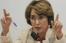 Em 2005, a deputada Raquel Teixeira, do PSDB, acusou o deputado Sandro Mabel, líder do PL, de ter oferecido a ela 30.000 reais por mês para mudar de partido ... - em-2005-raquel-teixeira