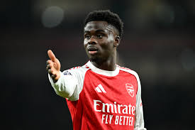 Bukayo Saka busca recuperación para el derby de North London en tiempo útil
