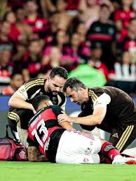 Flamengo: Danilo é levado ao hospital após choque durante clássico