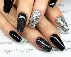 Hình ảnh về Black and silver nails