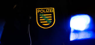 „Lebensbedrohliche Einsatzlage“ – Polizei findet zwei Tote in Mehrfamilienhaus