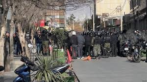 "شلیک گاز اشک‌آور و گلوله ساچمه‌ای" به معترضان بازار تهران