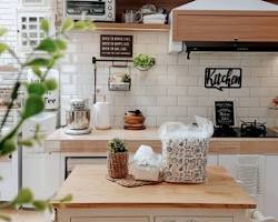 Gambar Dapur estetik minimalis Skandinavia dengan warna putih dan aksen kayu
