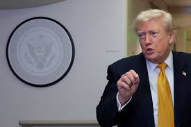 Trump diz ter desistido de cobrar pedágio de 20% a embarcações no Estreito de Ormuz