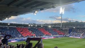 Vídeo: Un mosaico azulgrana tiñe las gradas de El Alcoraz para animar a la SD Huesca en el partido con la Real Sociedad B