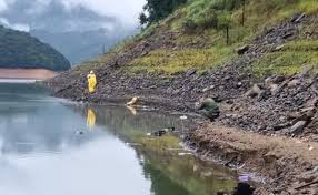 Bombeiros usam mantas para conter tinta que se espalhou em represa após queda de caminhão; criança morreu