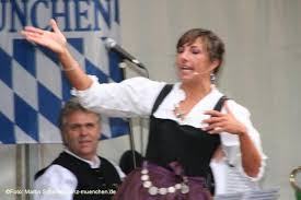 Tanzmeisterin Katharina Mayer (re.) beim Kocherlball 2009 ...