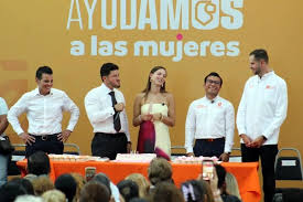 Le exigen apoyos ...y reparte dádivas