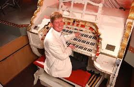 Robert Wolfe on the Wurlitzer – Bild von Fakenham, Norfolk ... - robert-wolfe-on-the-wurlitzer