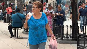 Frente a la canícula, regiomontanos comparten sus mejores aliados contra el calor extremo