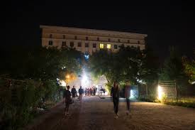Berghain: DJ packt aus & Besucherin erlebt prägende Toiletten-Begegnung