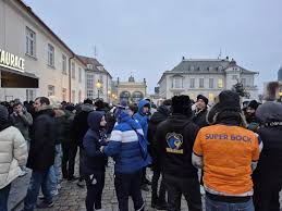 Porto fans in high spirits, beat the Plzen chill with beer 🍻