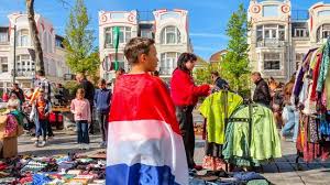 Vrijmarkten volop bezig • Spelletjes en leren blussen op Koningsdag