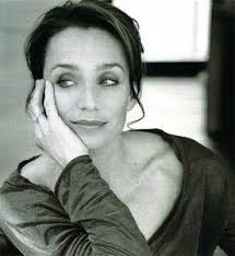 Bon, si on se fiche de savoir si elle nous ressemble, alors je dirais Kristin Scott Thomas, que j&#39;admire énormément (non, je ne suis pas brune, ... - chouette-rayon-soleil-L-E4hcCS