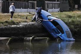 Auto Termina en Río Tras Accidente en New Brighton