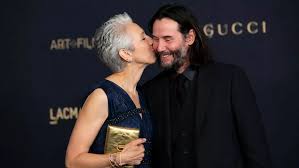 Keanu Reeves e Alexandra Grant trocam carinhos e roubam a cena em evento de gala