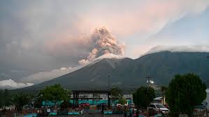 Guatemala comienza evacuaciones preventivas por la erupción del volcán de Fuego