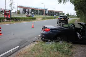 Bizarre crash: Auto vliegt via greppel dwars over de weg in de struiken Leeuwarden