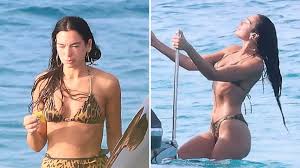 Dua Lipa exibe corpão com biquíni de oncinha em passeio de iate na Espanha