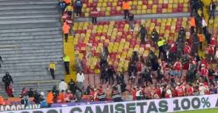 Suspenden partido de futbol en Colombia por enfrentamiento entre aficionados