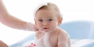 buah-hati-takut-mandi. Hampir semua bayi pasti pernah takut air, ini sering sekali terlihat ketika bayi dimandikan oleh bidan ataupun bundanya. - buah-hati-takut-mandi