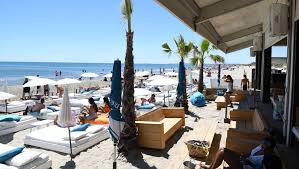 Polémique autour des paillotes à La Grande-Motte : pourquoi les plages privées font leur retour au Grand Travers