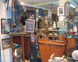 Un objeto antiguo vendido en un mercado de antigüedades en madrid
