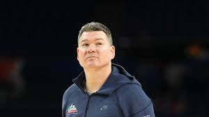 Where Tommy Lloyd ranked in pay among 2025-26 College Basketball Coaches