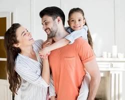 Mutlu bir aile yeni evinde resmi