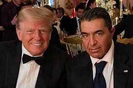 Conselheiro de Trump chama brasileiras de “raça maldita” e “putas” em entrevista