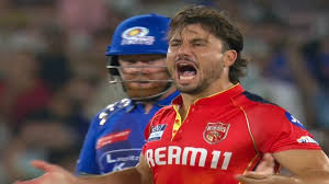 Marcus Stoinis wildly thumps his chest in front of Rohit Sharma after dismissing MI great during IPL 2025 Qualifier 2