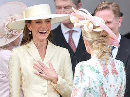 Kate Middleton deslumbra con un abrigo vainilla en una Jarretera marcada por el destierro definitivo de Andrés