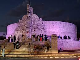 Solo un joven acude a cita de therians en Paseo de Montejo ante mirada de curiosos