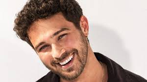 Quem André Luiz Frambach, marido de Larissa Manoela, será na novela das 7