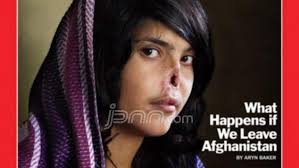 Hidup Baru Perempuan Afghan Korban KDRT. Aesha Mohamamdzai dalam sampul Majalah TIME edisi Agustus 2010. Foto: TIME - 223432_879623_Aesha_Mohammadzai