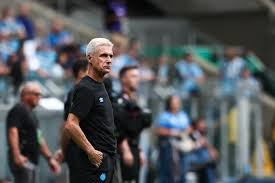 Escalação de volante contra o Juventude pode indicar nova formação de Luís Castro no Grêmio