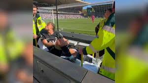 Imágenes impactantes: Xavi Simons insulta a un aficionado tras sufrir una grave lesión