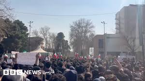 تجمع در دانشگاه تهران؛ «زن، زندگی، آزادی، جمهوری ایرانی»