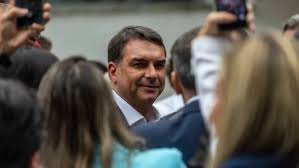Flávio Bolsonaro diz que já prestou contas sobre "Dark Horse"