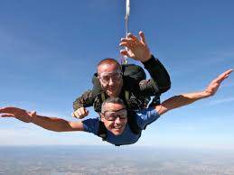 5 idées pour sortir ce week-end du 1er au 3 mai à Clermont-Ferrand entre comédie, festival, Vulcania et saut en parachute