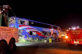 Ônibus bate em traseira de carreta e deixa dois mortos e 33 feridos em estrada de Minas Gerais