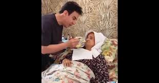 عمو پورنگ در غم از دست دادن مادر به سوگ نشست