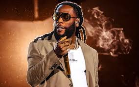 Quem é Burna Boy, cantor que se apresenta com Shakira na abertura da Copa?
