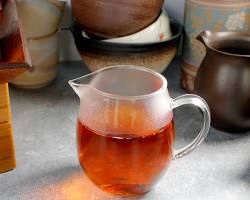 Japanese Wakoucha black tea leaves and red infusion, do AI tạo