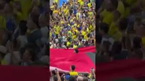 Fla x Flu no jogo da Seleção? Torcedor do Fluminense impede bandeirão do Flamengo de ser esticado